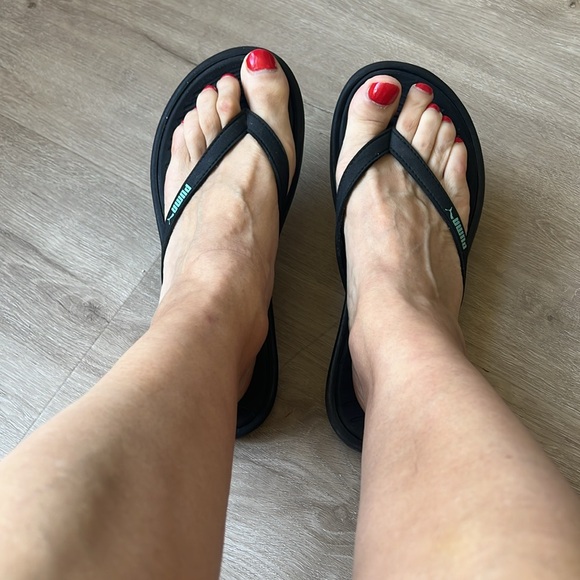 Two pairs of flip flop (Teva & Puma) both in size 8 and color black and brown - Picture 5 of 11